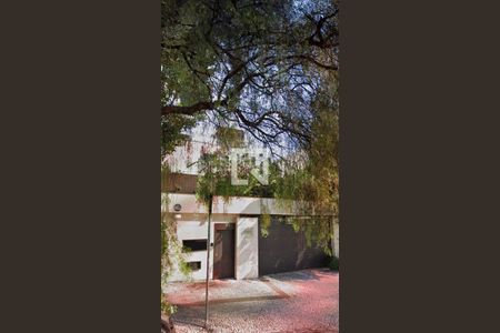 Casa à venda com 450m², 3 quartos e 3 vagas Casa à venda com 450m², 3 quartos e 3 vagasFachada