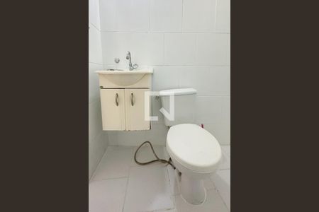 Banheiro de kitnet/studio para alugar com 1 quarto, 23m² em Copacabana, Rio de Janeiro