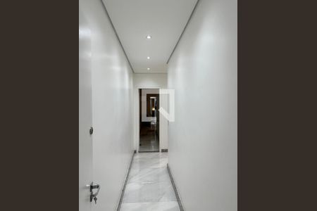 Corredor de casa à venda com 3 quartos, 180m² em Serrano, Belo Horizonte