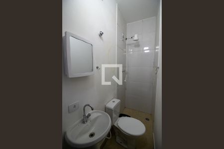 Banheiro de kitnet/studio para alugar com 1 quarto, 13m² em Jardim Ester, São Paulo