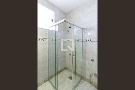 Casa de condomínio à venda com 587m², 4 quartos e 6 vagas Casa de condomínio à venda com 587m², 4 quartos e 6 vagasBanheiro da suíte 1