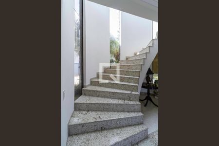 Casa de condomínio à venda com 587m², 4 quartos e 6 vagas Casa de condomínio à venda com 587m², 4 quartos e 6 vagasEscada