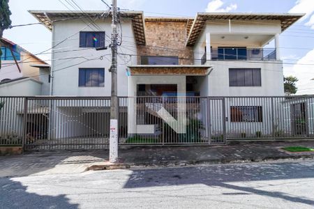 Casa de condomínio à venda com 587m², 4 quartos e 6 vagas Casa de condomínio à venda com 587m², 4 quartos e 6 vagasFachada