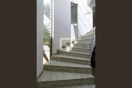 Casa de condomínio à venda com 587m², 4 quartos e 6 vagas Casa de condomínio à venda com 587m², 4 quartos e 6 vagasEscada