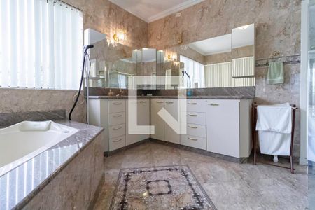 Casa de condomínio à venda com 587m², 4 quartos e 6 vagas Casa de condomínio à venda com 587m², 4 quartos e 6 vagasBanheiro da suíte 2