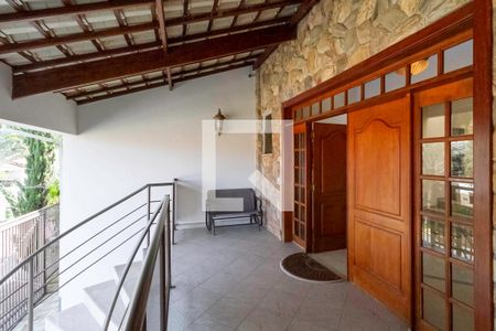 Casa de condomínio à venda com 587m², 4 quartos e 6 vagas Casa de condomínio à venda com 587m², 4 quartos e 6 vagasVaranda