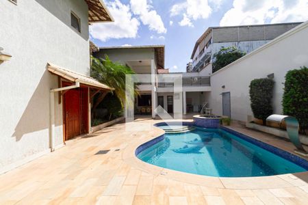 Casa de condomínio à venda com 587m², 4 quartos e 6 vagas Casa de condomínio à venda com 587m², 4 quartos e 6 vagasFachada