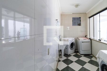 Casa de condomínio à venda com 587m², 4 quartos e 6 vagas Casa de condomínio à venda com 587m², 4 quartos e 6 vagasÁrea de serviço