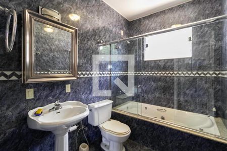 Casa de condomínio à venda com 587m², 4 quartos e 6 vagas Casa de condomínio à venda com 587m², 4 quartos e 6 vagasBanheiro da suíte 3