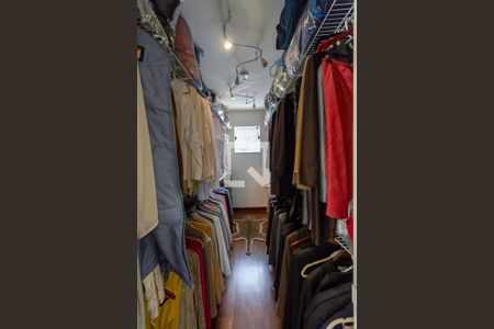 Casa de condomínio à venda com 587m², 4 quartos e 6 vagas Casa de condomínio à venda com 587m², 4 quartos e 6 vagasCloset 1 da suíte 2