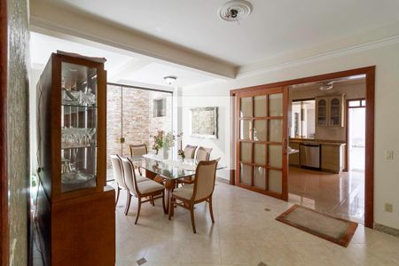Casa de condomínio à venda com 587m², 4 quartos e 6 vagas Casa de condomínio à venda com 587m², 4 quartos e 6 vagasSala de Jantar