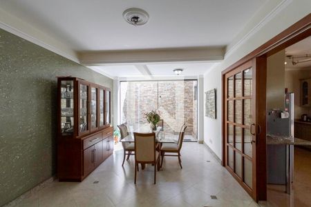 Casa de condomínio à venda com 587m², 4 quartos e 6 vagas Casa de condomínio à venda com 587m², 4 quartos e 6 vagasSala de Jantar