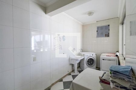 Casa de condomínio à venda com 587m², 4 quartos e 6 vagas Casa de condomínio à venda com 587m², 4 quartos e 6 vagasÁrea de serviço