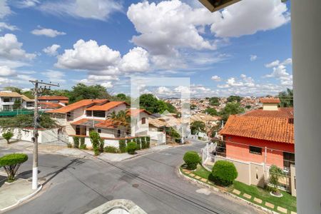 Casa de condomínio à venda com 587m², 4 quartos e 6 vagas Casa de condomínio à venda com 587m², 4 quartos e 6 vagasVista da varanda da suíte 2