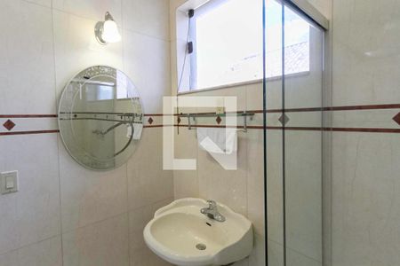 Casa de condomínio à venda com 587m², 4 quartos e 6 vagas Casa de condomínio à venda com 587m², 4 quartos e 6 vagasBanheiro da suíte 4