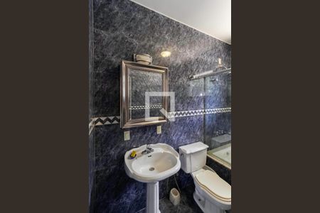 Casa de condomínio à venda com 587m², 4 quartos e 6 vagas Casa de condomínio à venda com 587m², 4 quartos e 6 vagasBanheiro da suíte 3