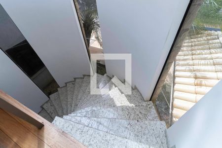 Casa de condomínio à venda com 587m², 4 quartos e 6 vagas Casa de condomínio à venda com 587m², 4 quartos e 6 vagasEscada