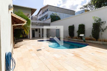 Casa de condomínio à venda com 587m², 4 quartos e 6 vagas Casa de condomínio à venda com 587m², 4 quartos e 6 vagasQuintal