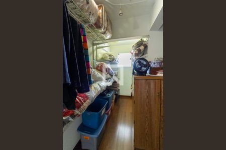 Casa de condomínio à venda com 587m², 4 quartos e 6 vagas Casa de condomínio à venda com 587m², 4 quartos e 6 vagasCloset 2 da suíte 2