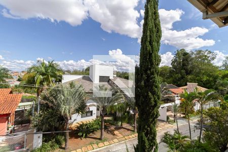 Casa de condomínio à venda com 587m², 4 quartos e 6 vagas Casa de condomínio à venda com 587m², 4 quartos e 6 vagasVista da suíte 4