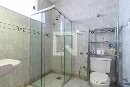 Casa de condomínio à venda com 587m², 4 quartos e 6 vagas Casa de condomínio à venda com 587m², 4 quartos e 6 vagasBanheiro da suíte 1