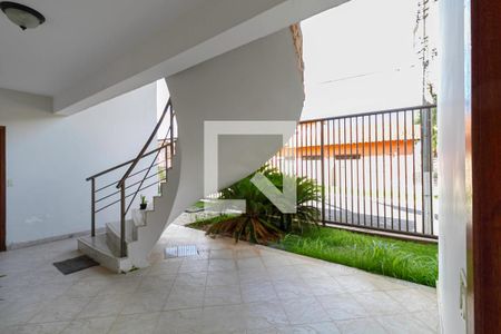 Casa de condomínio à venda com 587m², 4 quartos e 6 vagas Casa de condomínio à venda com 587m², 4 quartos e 6 vagasEntrada