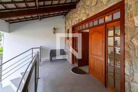 Casa de condomínio à venda com 587m², 4 quartos e 6 vagas Casa de condomínio à venda com 587m², 4 quartos e 6 vagasVaranda