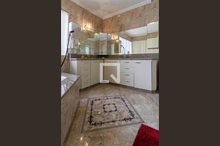 Casa de condomínio à venda com 587m², 4 quartos e 6 vagas Casa de condomínio à venda com 587m², 4 quartos e 6 vagasBanheiro da suíte 2