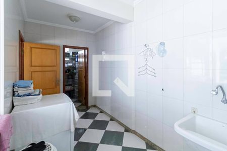 Casa de condomínio à venda com 587m², 4 quartos e 6 vagas Casa de condomínio à venda com 587m², 4 quartos e 6 vagasÁrea de serviço