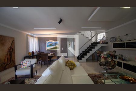 Casa de condomínio à venda com 289m², 5 quartos e 3 vagasSala