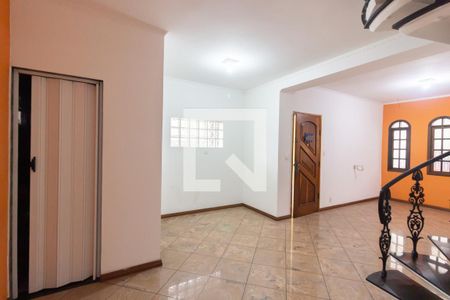 Sala de casa à venda com 3 quartos, 240m² em Conjunto Residencial José Bonifácio, São Paulo