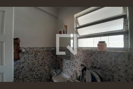 Banheiro de apartamento para alugar com 1 quarto, 52m² em Guilhermina, Praia Grande