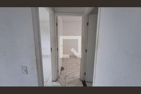 Corredor  de apartamento para alugar com 2 quartos, 48m² em Parque Santa Rosa, Suzano