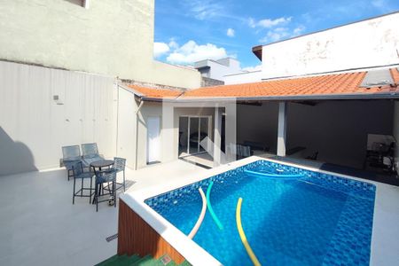 Casa à venda com 250m², 3 quartos e 4 vagas Casa à venda com 250m², 3 quartos e 4 vagasQuintal - Piscina Piscina