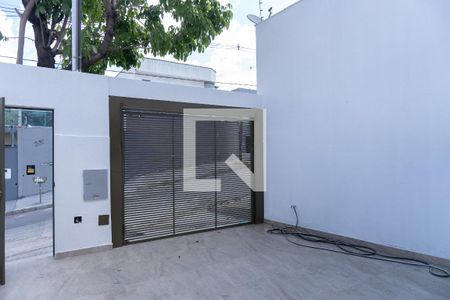 Garagem de casa à venda com 3 quartos, 100m² em Sapucaias Iii, Contagem