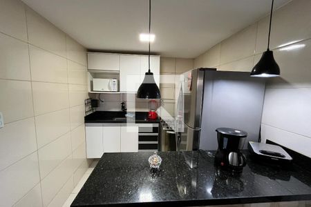 Cozinha de casa de condomínio para alugar com 2 quartos, 70m² em Jardim Guanabara, Rio de Janeiro