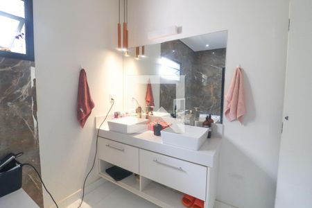 Casa de condomínio para alugar com 285m², 4 quartos e 2 vagas Casa de condomínio para alugar com 285m², 4 quartos e 2 vagasBanheiro do Quarto