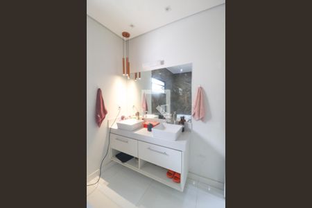 Casa de condomínio para alugar com 285m², 4 quartos e 2 vagas Casa de condomínio para alugar com 285m², 4 quartos e 2 vagasBanheiro do Quarto