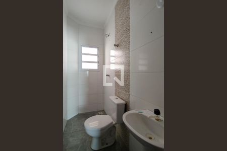 Banheiro 1 de casa de condomínio para alugar com 2 quartos, 50m² em Vila Sonia, Praia Grande