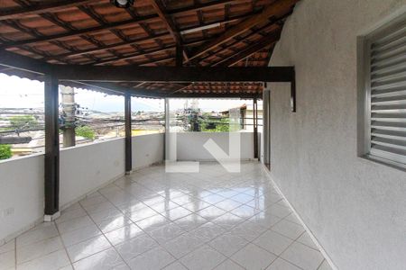 Varanda de casa para alugar com 2 quartos, 200m² em Jardim Nice, São Paulo