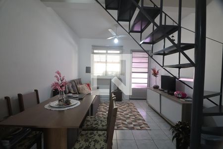 Sala de casa de condomínio à venda com 2 quartos, 42m² em Rio Branco, Canoas