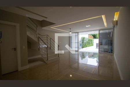 Sala de casa de condomínio à venda com 5 quartos, 292m² em Barra da Tijuca, Rio de Janeiro