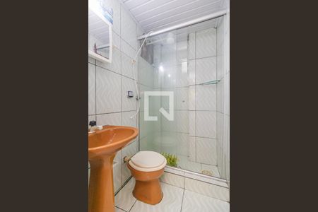 Banheiro de kitnet/studio para alugar com 1 quarto, 27m² em Azenha, Porto Alegre