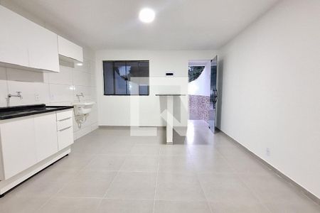 Sala/Quarto 1 de casa para alugar com 1 quarto, 45m² em Parque Equitativa, Duque de Caxias