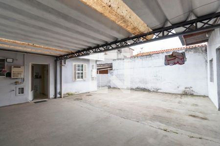 Casa à venda com 600m², 2 quartos e 6 vagas Casa à venda com 600m², 2 quartos e 6 vagasQuintal