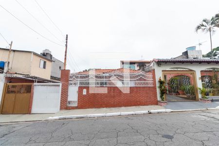 Casa à venda com 600m², 2 quartos e 6 vagas Casa à venda com 600m², 2 quartos e 6 vagasFachada