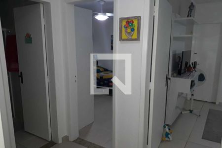 Hall de acesso aos quartos, banheiro e cozinha de casa de condomínio à venda com 2 quartos, 120m² em Taquara, Rio de Janeiro