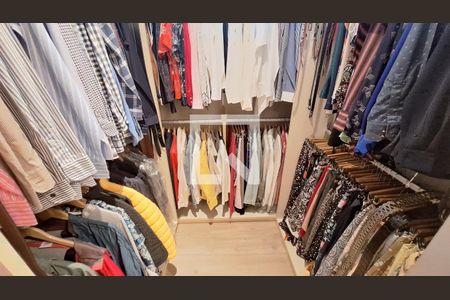 Apartamento à venda com 366m², 4 quartos e 5 vagas Apartamento à venda com 366m², 4 quartos e 5 vagasCloset da suíte 4
