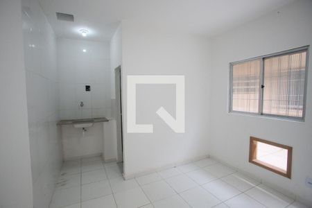 Sala de casa para alugar com 1 quarto, 16m² em Curicica, Rio de Janeiro