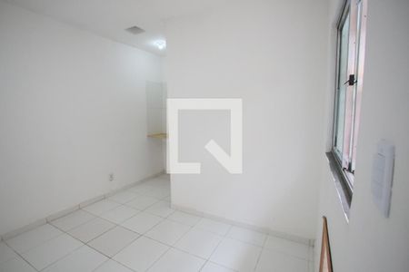 Sala de casa para alugar com 1 quarto, 16m² em Curicica, Rio de Janeiro